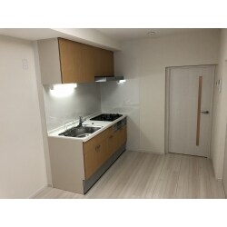 ナチュラルな色の扉、ワークトップをホワイトにして、優しいく明るいキッチンになりました。