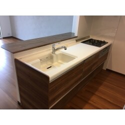 キッチンを仕切っていた壁を取り除き、明るいオープンなキッチンにリフォームしました。
ウッド調の扉は落ち着いたデザインで、リビングとの調和がとりやすいです。