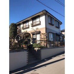 優しい色合いのツートンカーラの外壁です。
くすみがとれ明るくなりました。
