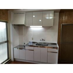 以前はコンロを置く台とシンクしかなかったキッチンを、システムキッチンにしました。
収納、使い勝手が大幅にUPしました。
床や壁も張替え、以前とは全く別のお部屋のようなキッチンになりました。