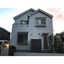 屋根・外壁を塗装し、コーキングを張替え傷みを補修することができました。
今回使用したアステックペイントの塗料は10年保証が付いています。