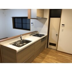 壁付きキッチンを対面キッチンにリフォームしたことで、家族と会話を楽しみながら料理をすることが可能になりました。引き出し収納で収納量がUPし、機能性もバツグンです。