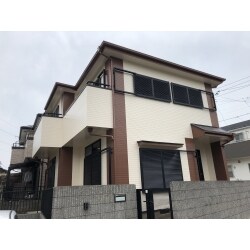 ダークブラウンをアクセントとしたお洒落な外壁に塗装しました。
