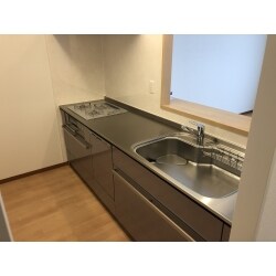 実用性とデザイン性を兼ね揃えた、ステンレスのキッチンに交換しました。
医療器具などでも使われているステンレスは、とても衛生的で汚れにくく丈夫でサビにも強いので、日々のお手入れがとっても簡単です。