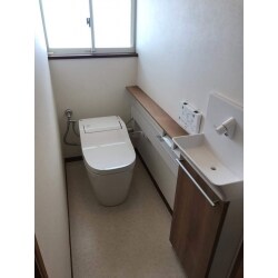 少ない水でも節水できるパワフル洗浄で、凹凸がないから掃除がとっても簡単。キレイが長続きするから家事が負担が減ります。
