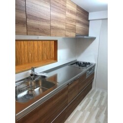 木目調でデザイン性の優れたオシャレなキッチンになりました。毎日使うキッチンがストレスフリーで快適に生まれ変わります。