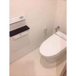 節水タイプのタンクレストイレでシンプルな空間に