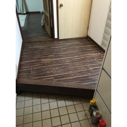玄関・洋室・洗面室の床が劣化で沈む部分を補修し、フロアタイルを貼りました。
フローリーングを張り替えるより安価でできます。