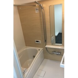 木目調の壁が明るい印象のバスルームに。自動給湯システムや使い勝手の良いシャワーに交換。バスタイムがより便利に、快適になりました！