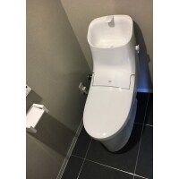 シンプルスリムなタンク一体型トイレに