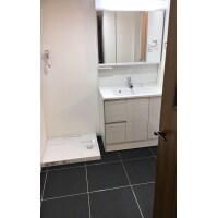 清潔感あふれる白い洗面台に