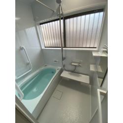 やっぱり浴室に関するお困りごとは多く、裸で無防備な状態で居る場所なので他のところに比べ、直接身に感じる、浴槽に浸かっているとついつい天井や壁のタイル目地のカビ汚れやひび割れなど、目についてしまいます。水廻りの中でもまずはお風呂をリフォームされる方はダントツに多く、お家全体でも優先順位を高くお考えの方が多いですね。