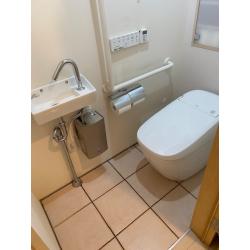 1階と2階にあるトイレ。その手洗い器からお湯が出るように加温自動水栓　瞬間式を設置しました。
これで寒い冬に手を洗う時もヒヤッとすることがないので、しっかり綺麗に手を洗っていただけます。
冬に流行る感染症対策になります。
