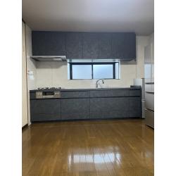 築30年の戸建て住宅にお住まいの60代オシャレなご夫婦のキッチンリフォームです。
元々、システムキッチンをお使いでしたがビルトインガスオーブンが故障したのを機にリフォームを検討。リクシルのショールームでご覧になった、セラミックトップ天板のリシェルを気に入られ、リフォームされることになりました。