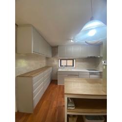 ご家族3人でお住いの戸建て住宅のキッチンリフォームです。
きっかけは、食洗機が壊れてしまったこと。交換をする費用と年数が経過して
いることから、「キッチンごと替えられたら如何ですか？」とご提案すると、
奥様の目がキラリ！と輝き、この度のリフォームへとなっていったのでした。
