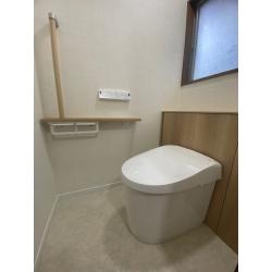 タンクや配線など見せたくないところをキャビネットで隠し、見た目すっきりトイレになりました。