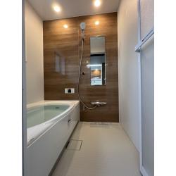 今回ご紹介するのは、40代のご夫妻と中学生のお嬢様の3人でお暮しのK様邸の浴室・洗面所のリフォームです。タイル貼りの浴室は寒く、お嬢様が入浴するのを躊躇われるのをきっかけに浴室をリフォームされることに。