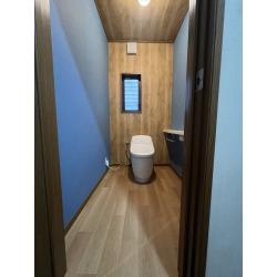 今回ご紹介させていただくのは、T様邸のトイレリフォームです。
施工前と施工後でガラリと印象が変わったトイレをご覧ください。