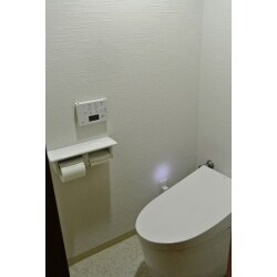 タンクレストイレに取り替えて、スッキリとした清潔感あふれる空間になりました