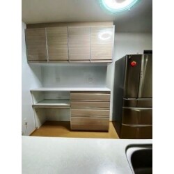 築浅の戸建住宅ですが、キッチン背面の収納が不足してお困りでした。置き家具をどけて、タカラスタンダードの家電製品も置ける背面収納を取付けました。
クロスが貼ってある壁や窓枠にも、上からホーローのパネルを貼り、どこにでもマグネットが貼れてお掃除が楽な空間に。
コンセントも思い切って5口×2か所に増設し、家電製品が安心して使えるキッチンになりました。
