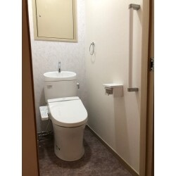 マンションのトイレリフォームです。とても綺麗に使われいましたが古くなってきたためクロス、床を貼り替えトイレも新しいものと交換しました。ちょうどよい機会なので照明と将来を見据えて手すりの取り付けもさせていただきました。