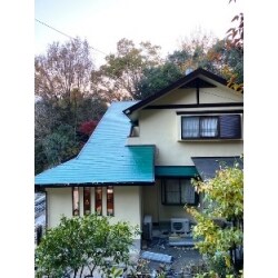 H様邸は森の中の高台に建つ大きな一軒家です。これまではナチュラルな色合いでしたが今回は森の中でも映える綺麗な色を選ばれました。