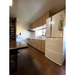 長く大切に使われてきたのだろうと感じられるキッチンを新しく入れ替えさせていただきました。L字型からI型へ変更したのでとてもスッキリとコンパクトにまとまりました。お色もガラッと変えて明るいキッチンになりました。
