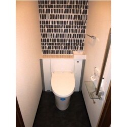 白と黒のアクセントクロスで、カフェのようなトイレに