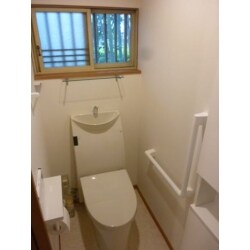トイレスペースを広く取るために、裏のリビングの収納部分までトイレを広げ、引戸に変更