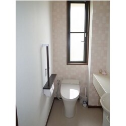 トイレの老朽化に伴い、節水型タンクレストイレ「サティス」にリフォームしました。
トイレリフォームで実感するポイントは「節水」です。少ない洗浄水量ながら、強力に洗い流す超節水便器。