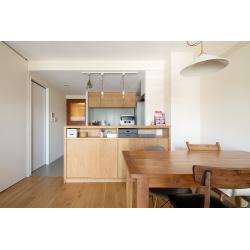 「自分たちの好きなデザインで暮らしたい」という願いを叶えるため、中古マンションの購入を機にフルリノベーションを決断されました。当初の物件は細かく仕切られた閉鎖的な間取りでしたが、和室を取り込みLDKを一体化することで、光と風が通り抜ける海外スタイルの大空間へと刷新しました。

完成した住まいは、無垢の質感やこだわりの建具が調和し、かつての面影を感じさせない洗練された佇まいに。デザイン性だけでなく、大型収納の新設や家事動線の整理など、日々の使い勝手もミリ単位で追求しました。機能と美しさが高度に融合した、施主様のこだわりが細部にまで宿る「世界にひとつだけの理想郷」の誕生です。