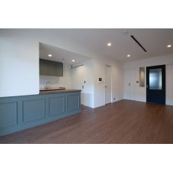 理想の『オリーブグレー』を軸に、造作カウンターや共通のタイル使いでキッチンと洗面を一つの空間としてつなげ、間取りを活かしつつもヨーロピアンな統一感と書斎などの機能性をプラスした住まい