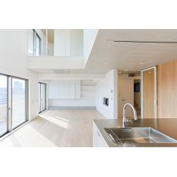 まるで海外の映画に出てくるような、上品で華やかな住まい。
真っ白な壁に施された立体的な装飾「モールディング」が、光を受けて美しい陰影を作り出し、お部屋全体に格調高い雰囲気を与えています。
こだわったのは、伝統的な美しさと現代的なスッキリ感のバランスです。全体を優しいホワイトとグレージュで統一し、床には温かみのある無垢材をセレクト。家具のようなデザインのキッチンや、収納力抜群のパントリーなど、日々の使いやすさも妥協していません。
「可愛いけれど、甘すぎない」そんな大人のエレガンスが漂う空間で、日常が少し特別になるような、贅沢な時間を過ごせる住まいが完成しました。