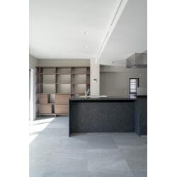 柔らかな石目のフロアタイルと真っ白な壁が、外からの光を美しく増幅させる開放的なLDK。「家の中ではノイズを最小限にし、心からリラックスしたい」というご要望に応え、建具や収納のラインを極限まで揃えたミニマルなデザインを徹底しました。
天井の梁をあえて見せず、フラットに整えることで視覚的な広がりを創出。素材の良さを引き立てる間接照明が、夜には昼間とは異なる幻想的な陰影を描き出します。何もない贅沢、つまり「余白」を愉しむための、洗練された現代の和モダンな住まいです。