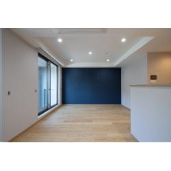 シックなウォールナットから明るいオークの床へと一新し、空間全体がパッと明るい印象に生まれ変わりました。
建具とキッチンの面材を同メーカーで揃え、木目デザインを統一したことで、住まい全体に美しい一体感と落ち着きが生まれています。以前は壁に囲まれていたキッチンも、開放的なオープンスタイルへ。お料理中も愛猫の様子を見守れる、「猫ちゃんと通じ合える幸せな時間」を叶えた住まいです。