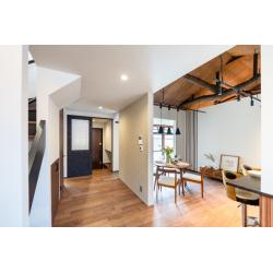 施主様が長年慈しんできた柱や梁といった家の骨組みには、家族の記憶が深く刻まれています。それを最大限に活かし、息子様ご家族にもこの家の歴史を感じてもらえるよう、既存の構造美をデザインの主役として残しました。「暗い・寒い」という古民家特有の課題を解消し、小さなお子様からシニア世代までが安心して快適に過ごせるよう、断熱性能や耐震性の向上、そして天窓による採光計画を徹底。多世代が心地よく集える、明るく開放的なLDKへと生まれ変わりました。