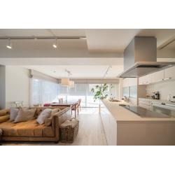 ご夫婦とお子様のファミリー世帯に向けて実施されました。中古マンション購入に伴う改修でしたが、もともと70平米台後半という十分な広さを備えた物件であったため、壁を壊して部屋数を増減させるような大規模な間取り変更はあえて行っていません。既存の優れたポテンシャルを活かしながら、住まいの中心となるLDKの機能性とデザイン性を部分的にアップデートすることで、空間全体の価値を劇的に高めたスマートなリノベーション事例です。