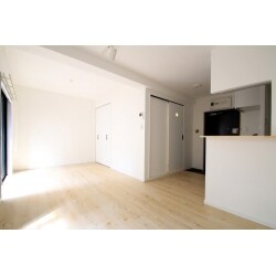 部屋真ん中の間仕切りを撤去し、広々とした居室に。白を貴重とした建具で清潔感のある空間をつくることができました。