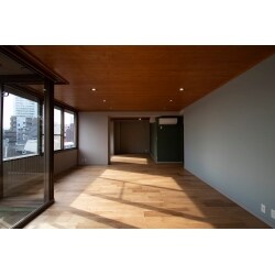 木仕上げの天井の下で全体の仕上げトーンを合わせ、リビングに差し込む陽の光が空間に豊かな表情をもたらします。