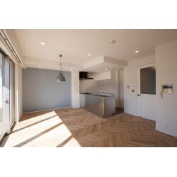 水回りの床には同じフロアタイルを使用し、可愛らしいお部屋のヨーロピアンテイストとはまた違う、クールで清潔感溢れる空間