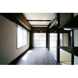 オーク材と畳が並び、その間を黒の艶やかな柱や梁が縦横に走る、独特の静けさを感じる空間です。
地方から都内へ転居するためにお施主がリノベーションに選んだのは、東京都西部の閑静な住宅地に佇む築30年以上のRCマンションでした。
高齢での住み替えということもあり、これまでずっと住み慣れてきた古き良き日本家屋のイメージをできるだけリノベーションで再現したいという要望にどう応えていくかというところから計画がスタート。
リノベーションでは変更されることの多い畳や襖ですが、ここではお部屋のテーマそのもの。変化した生活環境の中に、以前からずっとあるような寛ぎを手に入れることができました。