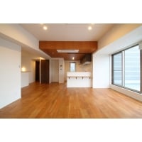 木目調のアクセントクロスが開放感あるLDKに映える