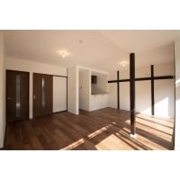 ウォルナットの落ち着いた色に囲まれた戸建リノベーション