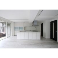 開放的なアイランドキッチンが主役の広いリビング・ダイニング