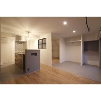 木の優しい色合いの小上がりとアクセントクロスが映えるリノベ