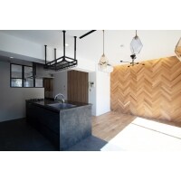 壁面ヘリンボーン×ブラックをアクセントに