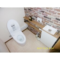 トイレ取替とともに内装も施しました