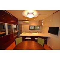 家族の会話が弾むダイニングキッチン