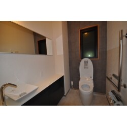 最新式のトイレとシルバー色を基調としたデザインで優しい雰囲気の空間に仕上がりました。