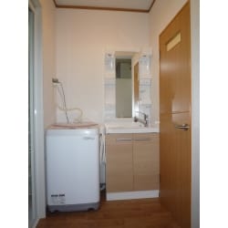 浴室とトイレの間に洗面・脱衣室を配置しました。スペースが小さいため、コンパクトタイプの洗面化粧台を設置し、既存の洗濯機も隣に置くことが可能となりました。